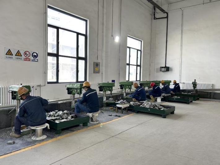 金屬車間包裝工人正在進(jìn)行金屬鉆修