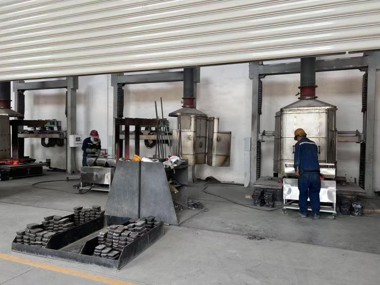 金屬車間電解工人正在加料、攪爐